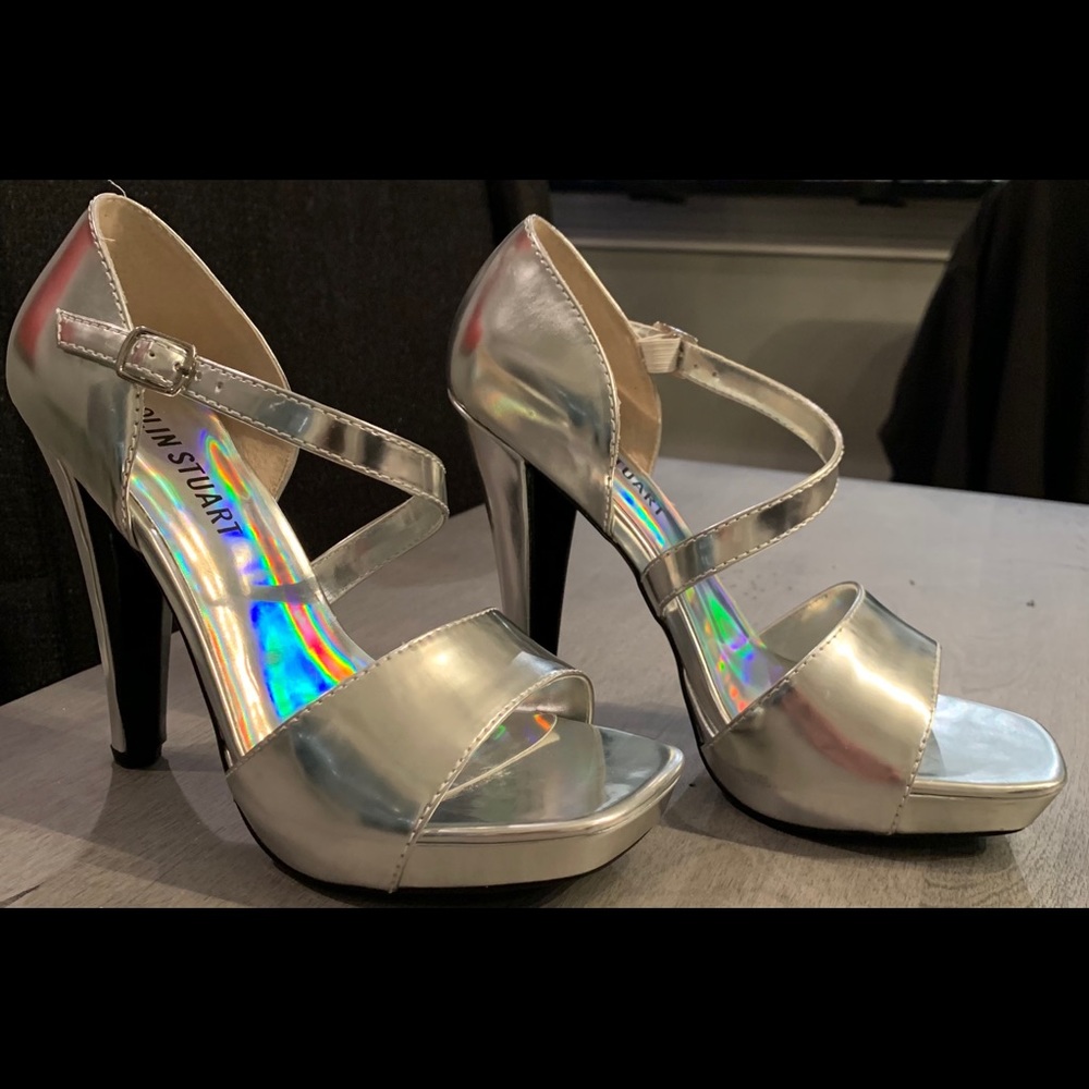 NWOT Colin Stuart silver platform heels. Sz 7.5